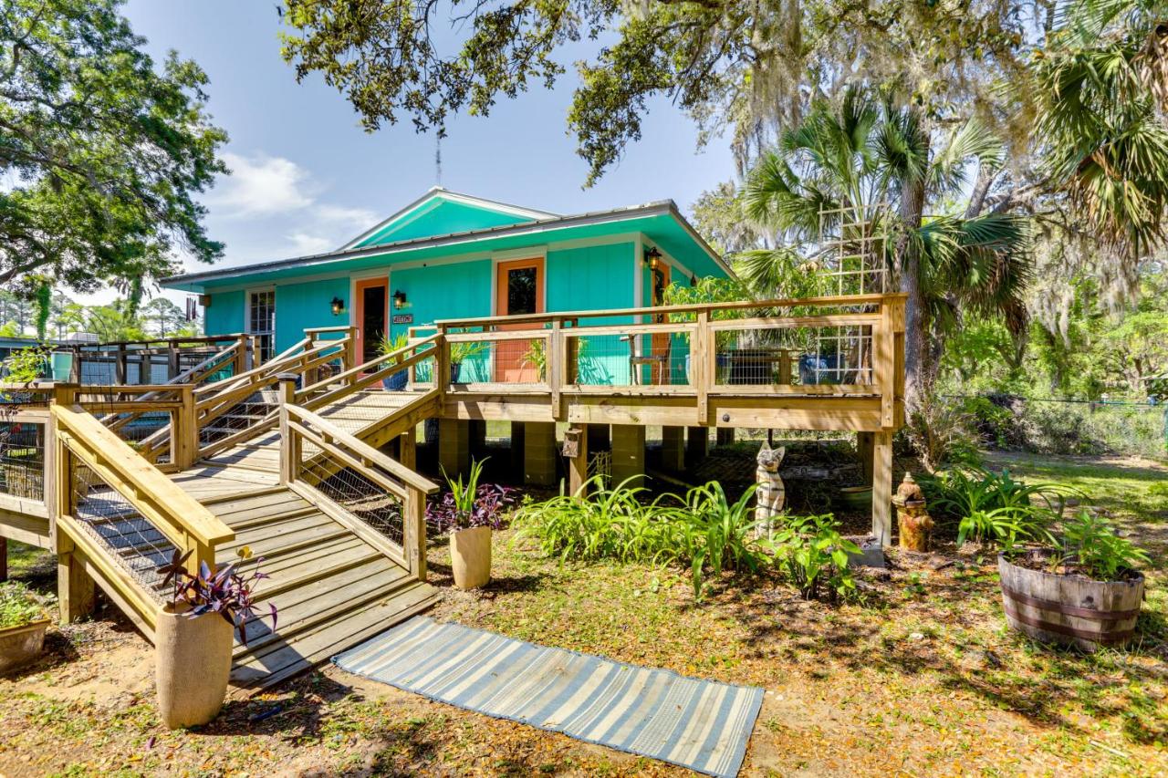 B&B Apalachicola - Sunny Apalachicola Vacation Rental with Deck! - Bed and Breakfast Apalachicola