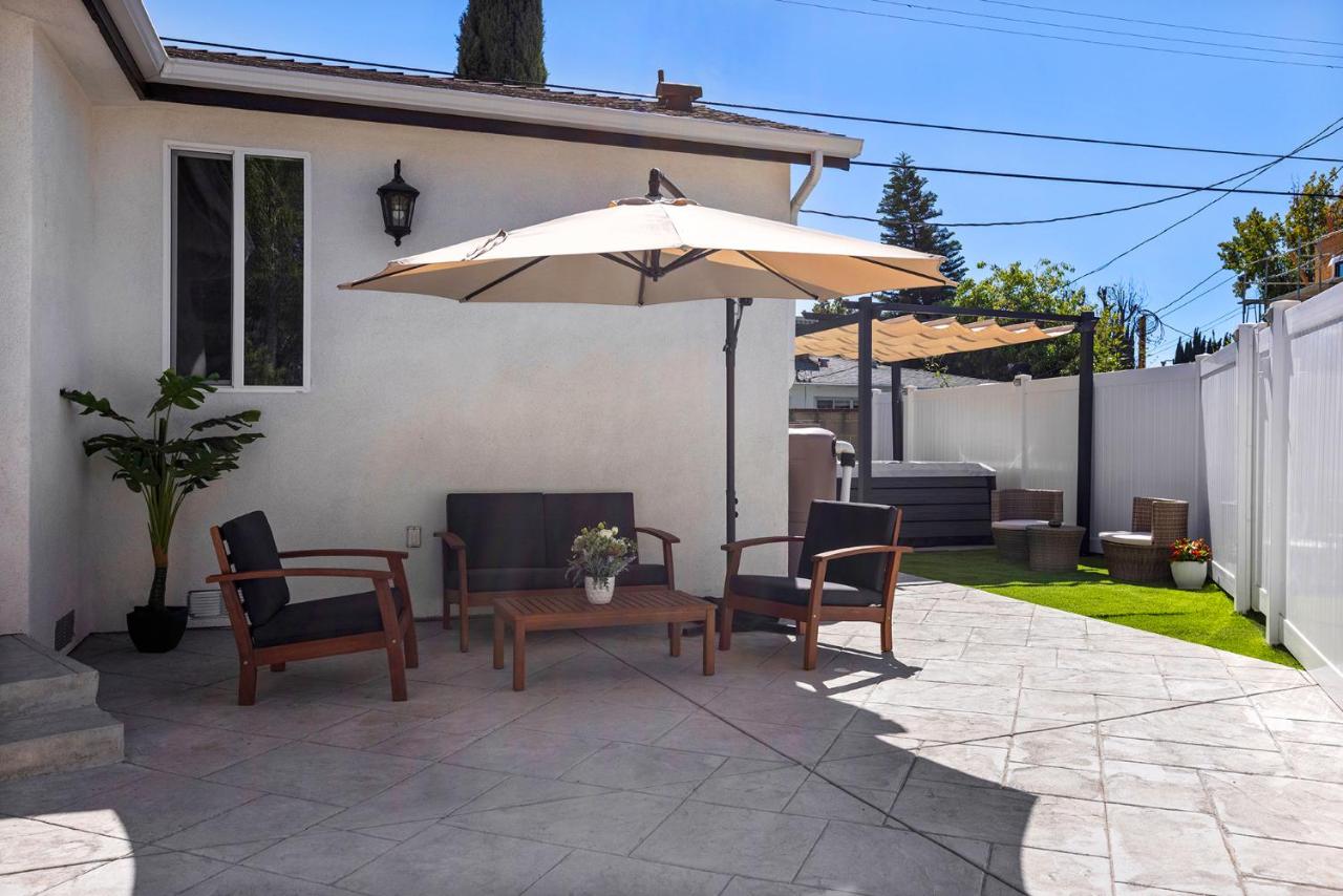 Adorable 3 bedroom with Jacuzzi & more - Bed and Breakfast Los Angeles