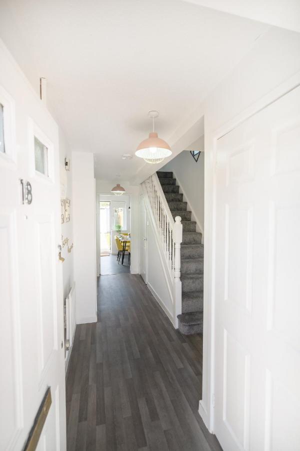 Stylish 3 bed house, large garden, Parking, WiFi - Esho Stays - B&B Coventry