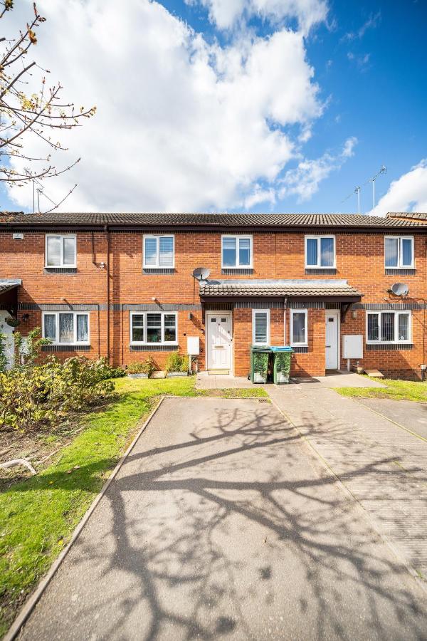 Stylish 3 bed house, large garden, Parking, WiFi - Esho Stays - B&B Coventry