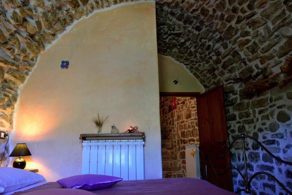 Zimmer mit Kingsize-Bett und Bergblick