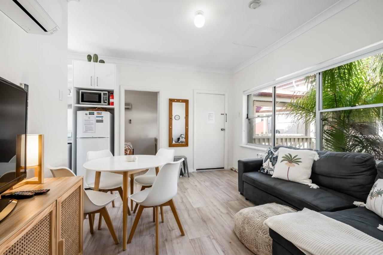 Central and modern 2 bedroom unit at Smugglers - B&B