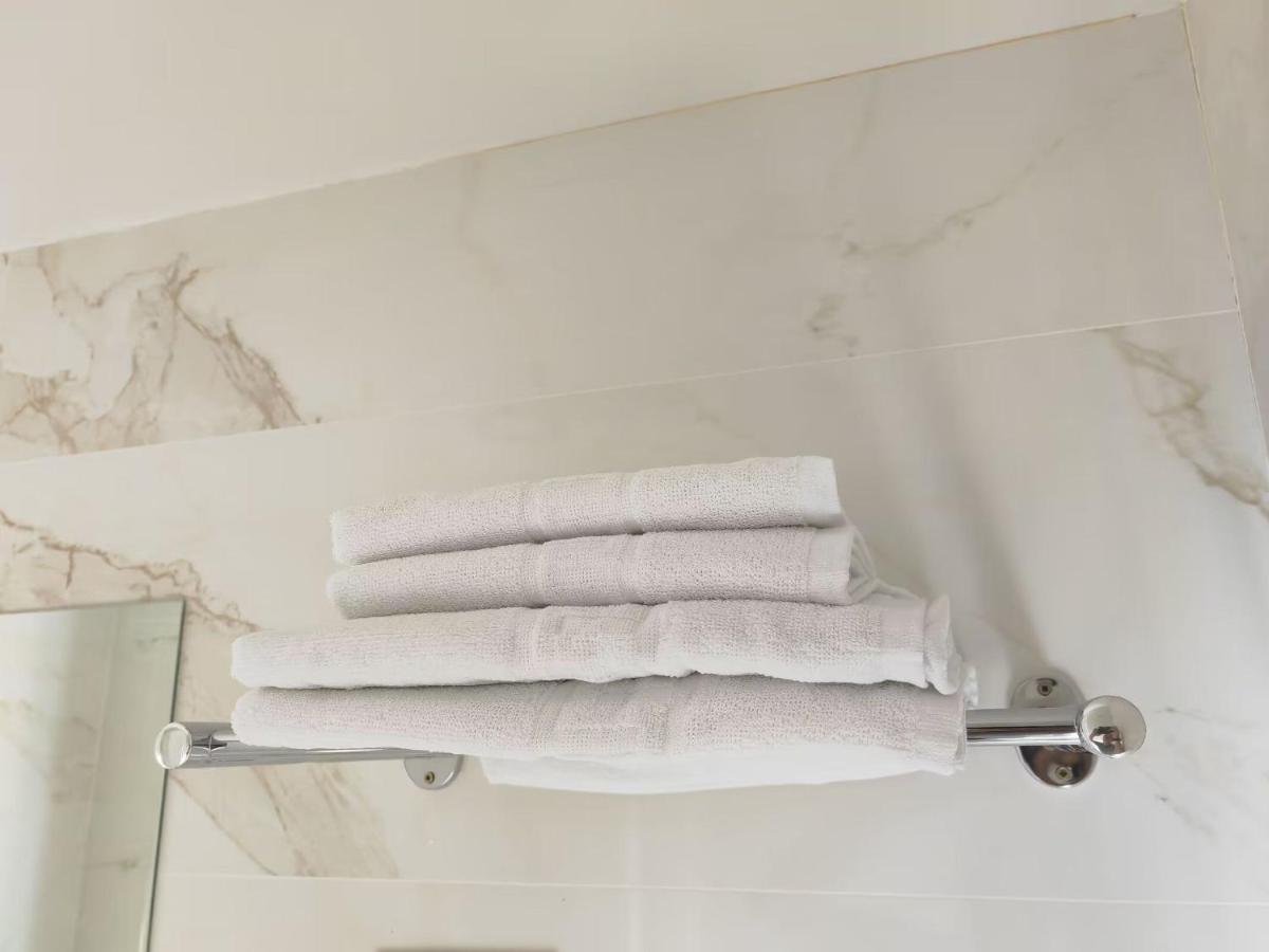 Zimmer mit Queensize-Bett und Whirlpool-Badewanne