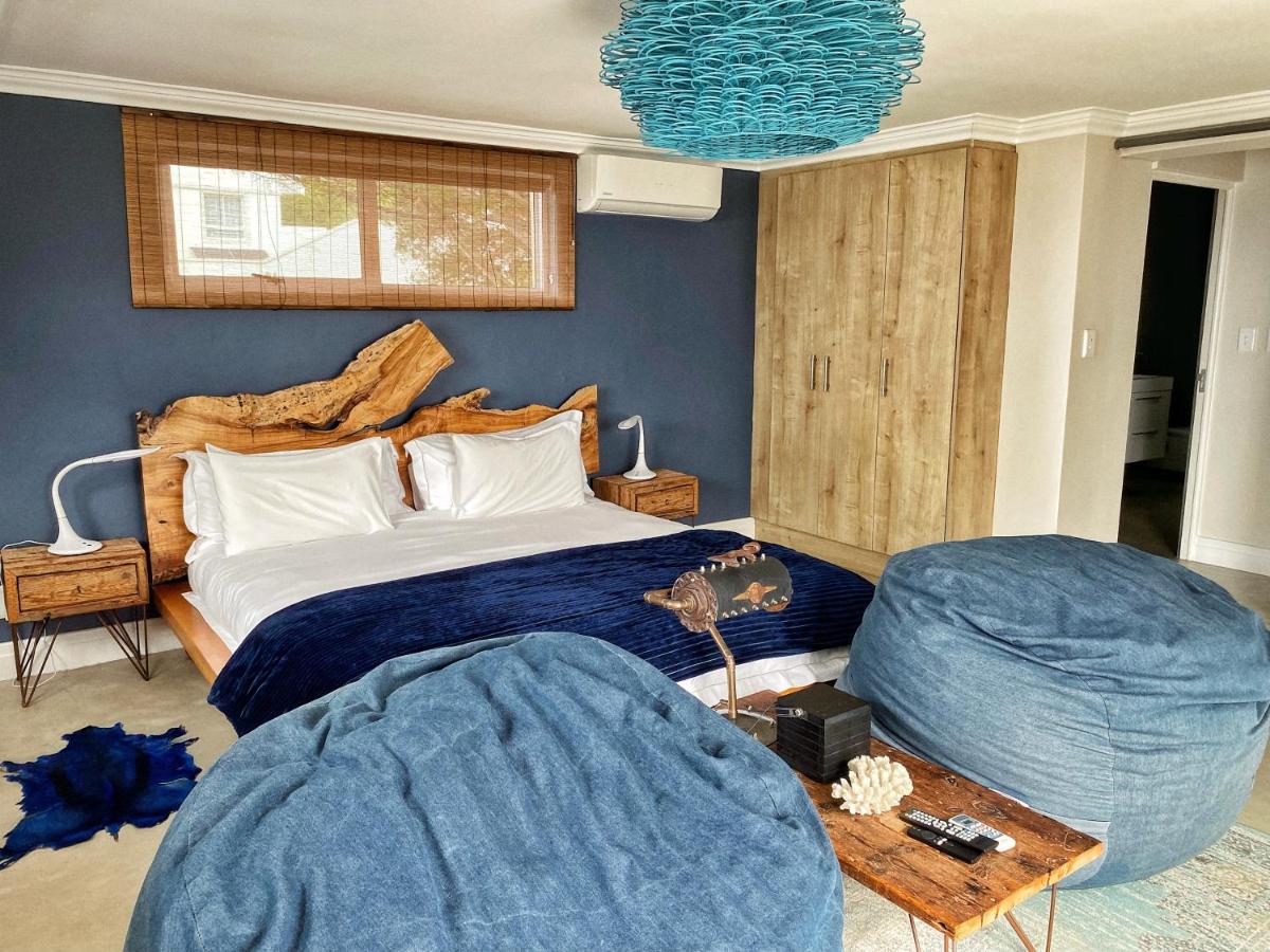 Zimmer mit Kingsize-Bett und Meerblick