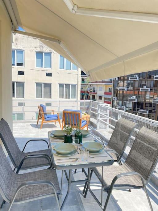 Domus City Apartment with wonderful balcony - Chambres d'hôtes Thessalonique