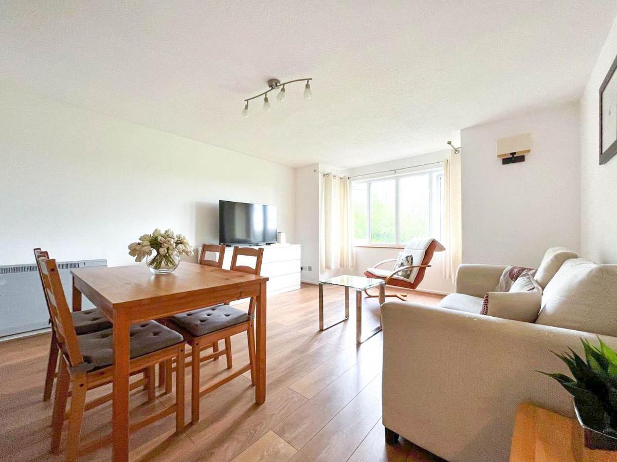 B&B London - Lovely 2 bedroom flat with free parking, great transport links to Central London, the Excel Centre, Canary Wharf and the O2! - Bed and Breakfast London