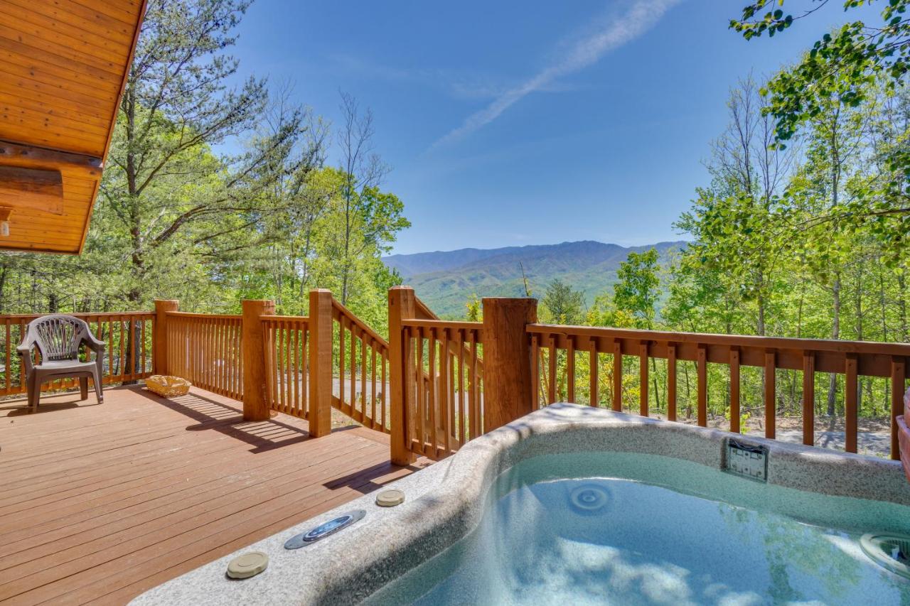 11 Mi to GSMNP Cabin with Hot Tub and Mtn Views - Ferienwohnung