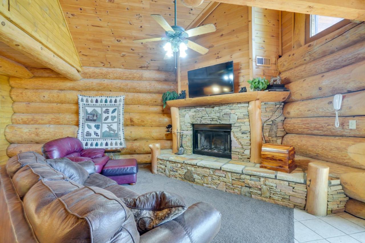 Smoky Mountain Vacation Rental Cabin w/ Hot Tub! - Chambres d'hôtes Gatlinburg