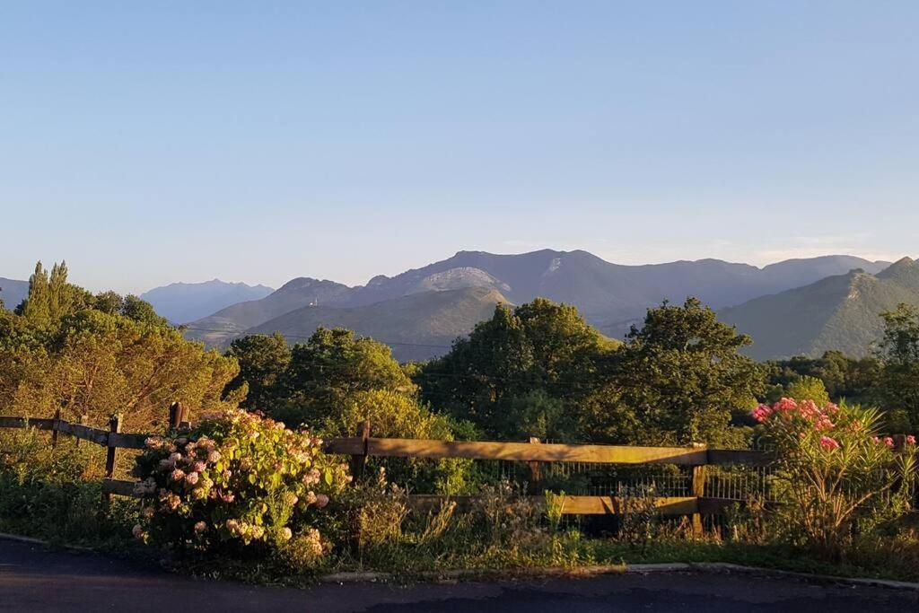 Chalet avec terrasse face aux Pyrénées - Bed and Breakfast