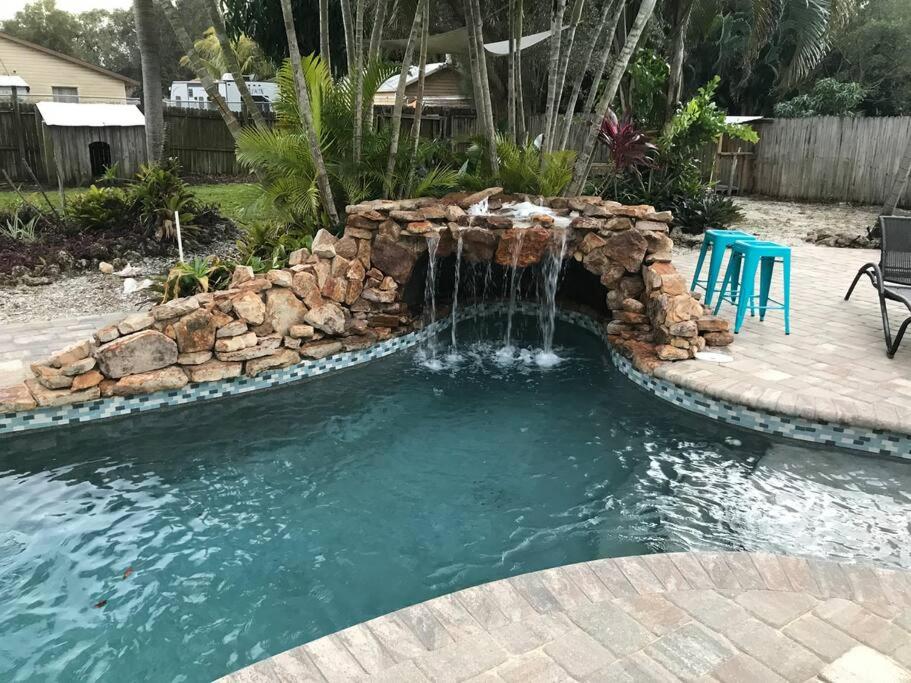 B&B Bradenton - Grotto pool home 5 miles to the beach selfcheck in - Bed and Breakfast Bradenton