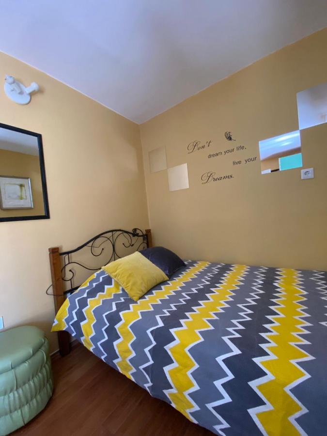 Chambre Simple avec Toilettes et Douche Communes