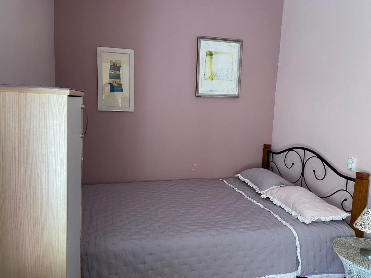 Chambre Simple avec Toilettes et Douche Communes
