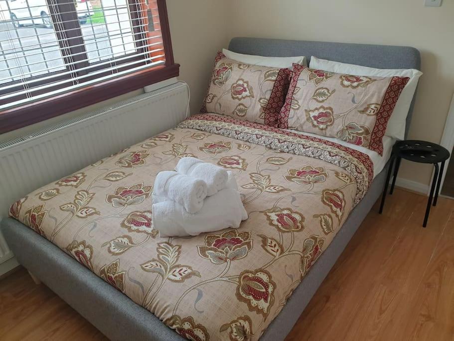 B&B Chigwell - London Luxury 6 Bedroom Family House Sleeps 12 people Parking for 4 Cars Close to tube. - Bed and Breakfast Chigwell