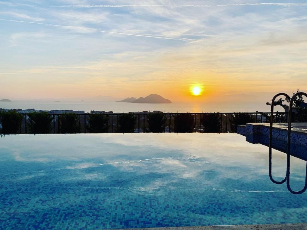 B&B Karatoprak - Bodrum - 5 bedrooms “Sunset villa”, with infinity heated swimming pool - Bed and Breakfast Karatoprak