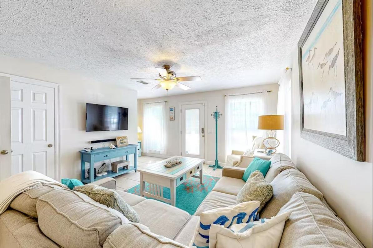 B&B Panama City Beach - Charming 2 bedroom beach cottage, Free daily activities included, Sleeps 8, Quiet! home - Bed and Breakfast Panama City Beach