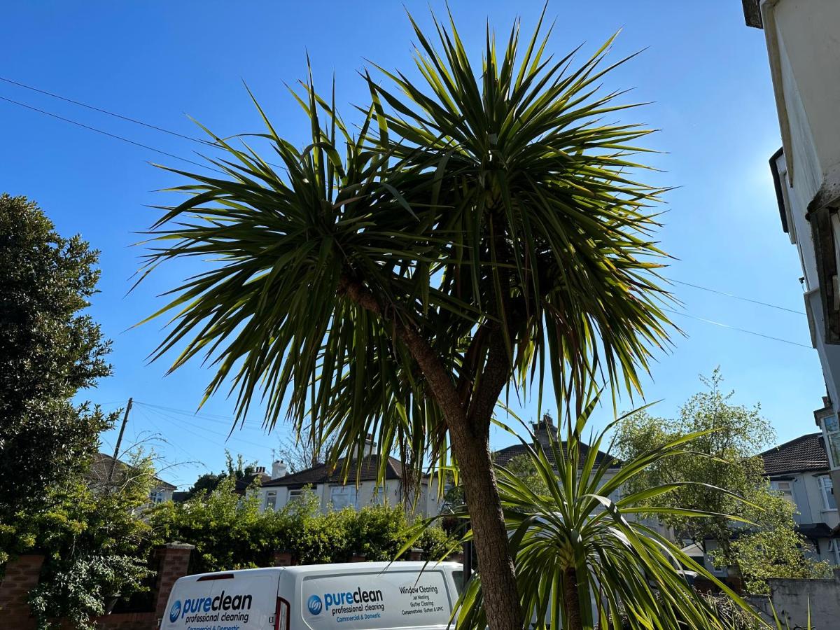 SPECIAL RATE FOR BOOKINGS MORE THAN 7 NIGHTS, WARM SPACIOUS CONTRACTOR HOUSE NEAR LIVERPOOL CITY CENTRE SLEEPS 8 kitchen & dining room, washing machine - B&B