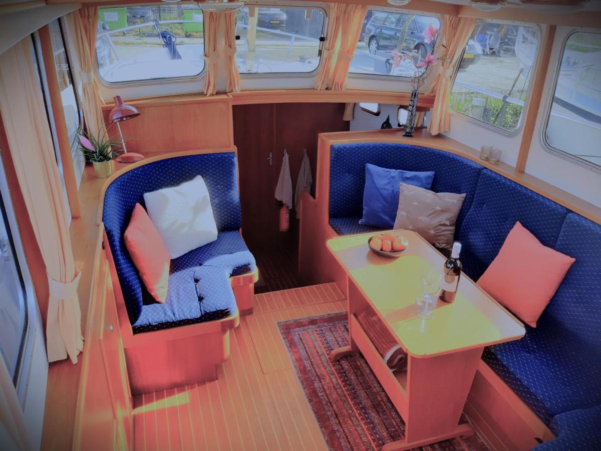 B&B Amsterdam - Motor Yacht Amazone - Bed and Breakfast Amsterdam