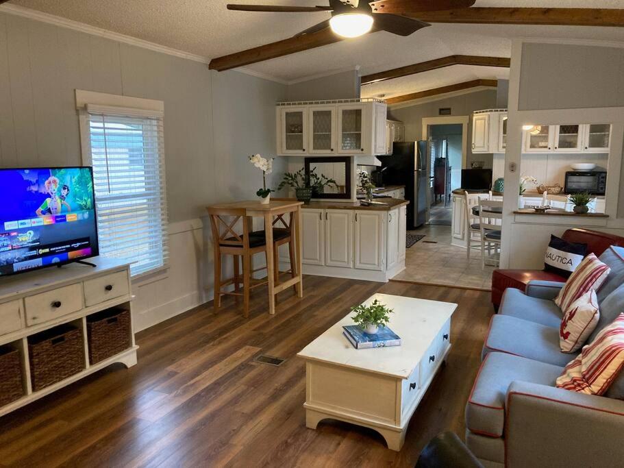 Beaufort SC New Renovation, Close to Parris Island, Historic Downtown, Beautiful Beaches, Sleeps 6 - B&B