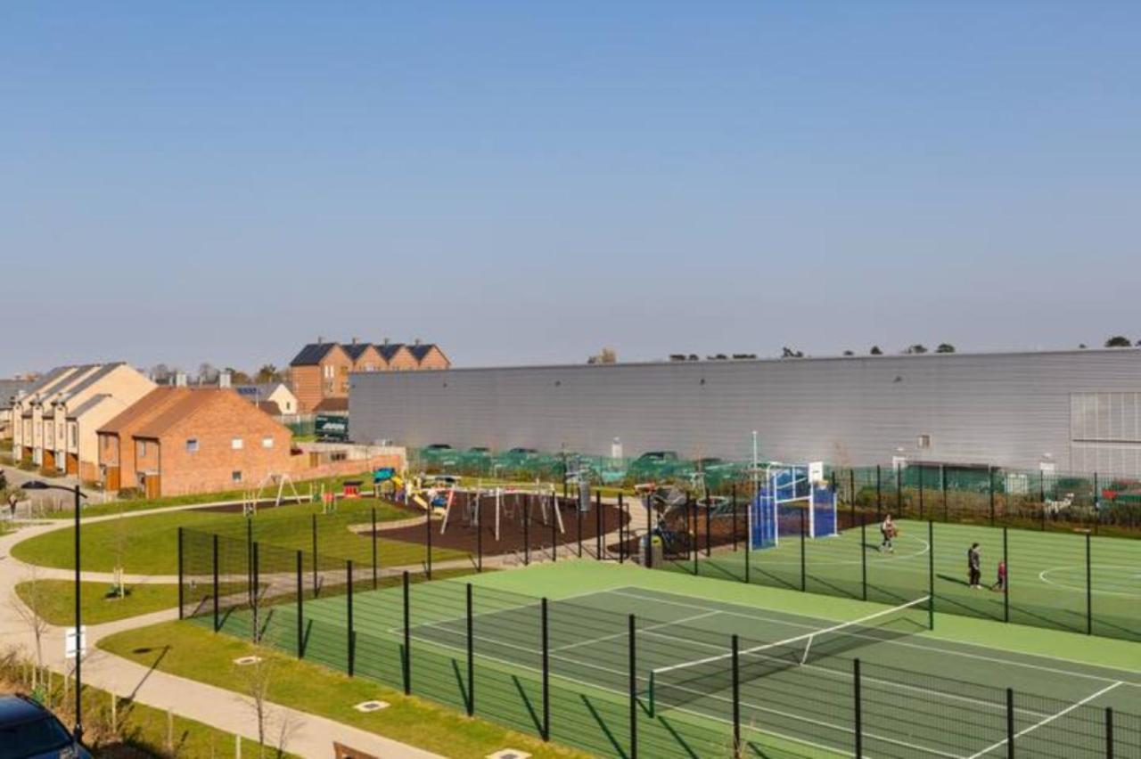 Contemporary Trumpington Apartment with Self Check-in ,FREE On-site Parking, Terrace, SUPER Fast WIFI & 5 mins drive to Papworth & Addenbrookes hospitals - Bed and Breakfast Cambridge
