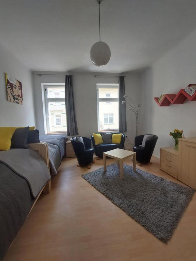 Schöne Zwei-Zimmer-Wohnung "W2" mit 4 Einzelbetten und WLAN in Zwenkau bei Leipzig im Neuseenland - B&B Zwenkau