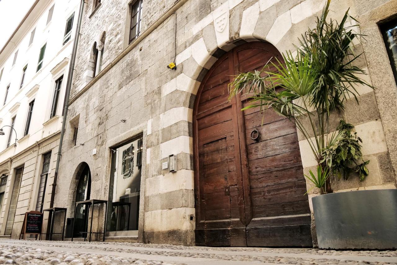 Casa del pittore - Elegante appartamento del 1200 - Centro storico Como - B&B