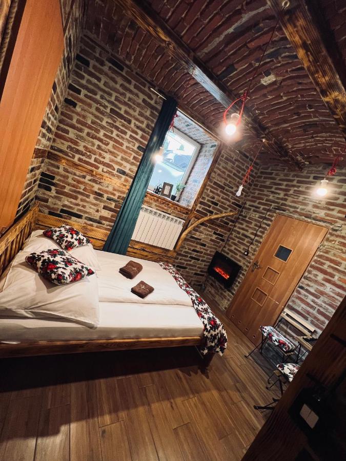 Large Double Room - Basement