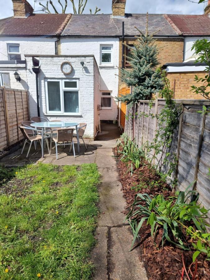 Cute Cottage in Egham Heathrow- 7 Guests 3 bedrooms - Ferienwohnung Egham
