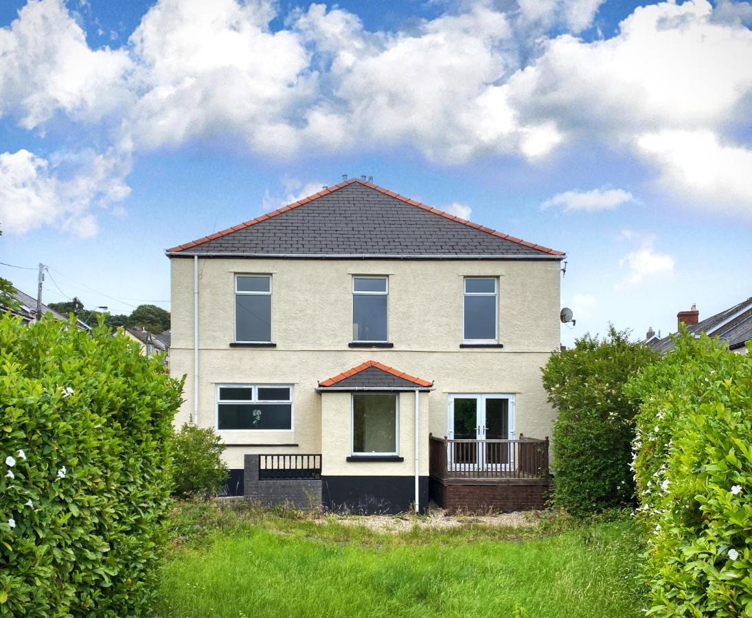Large house on the edge of the Brecon Beacons - B&B