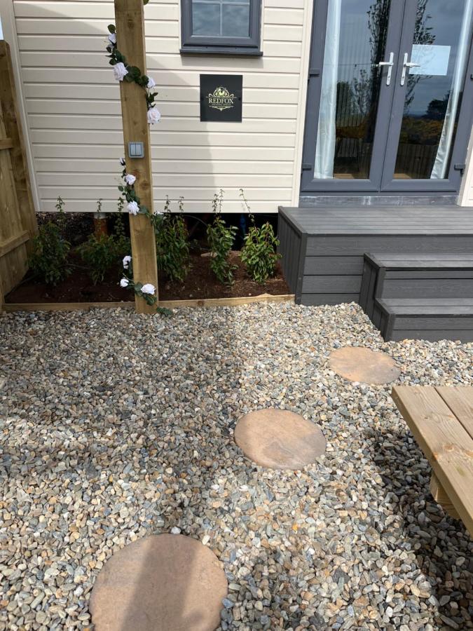 Redfox Shepherds hut and private hot tub - B&B Ballynameen