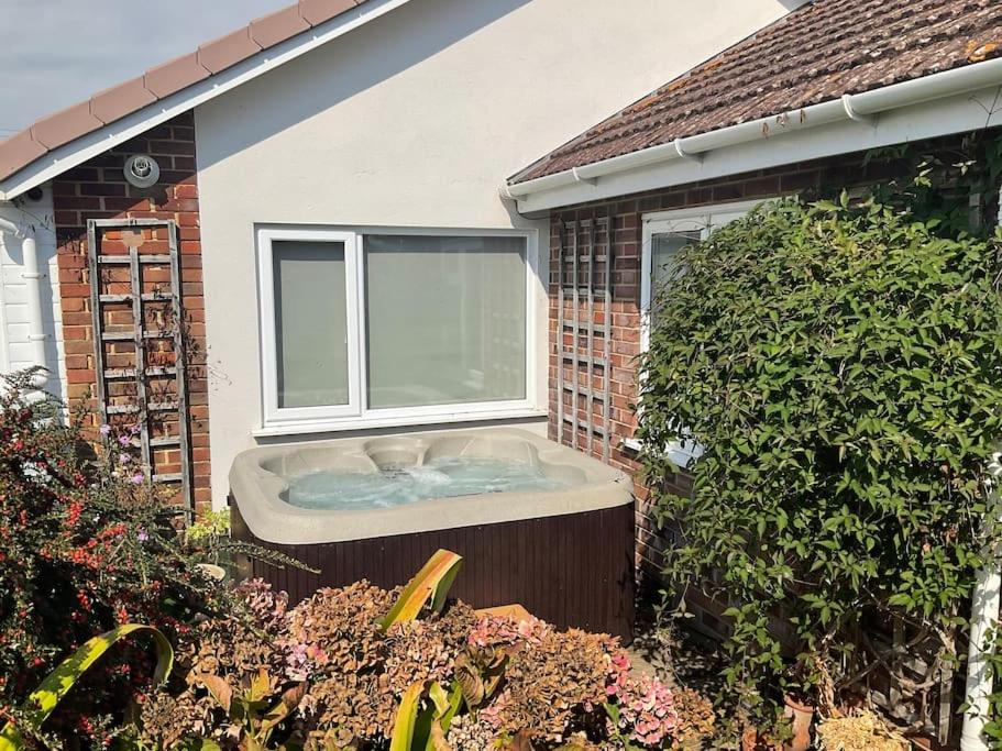 B&B South Hayling - Hot Tub Beach Bungalow - free parking & child friendly - Bed and Breakfast South Hayling