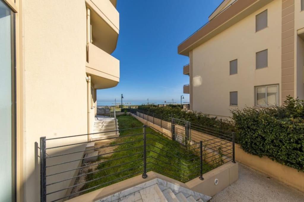 Beachfront Luxurious Newly Built 2-Bed Flat with Stunning Sea Views & Terrace - B&B Roseto degli Abruzzi