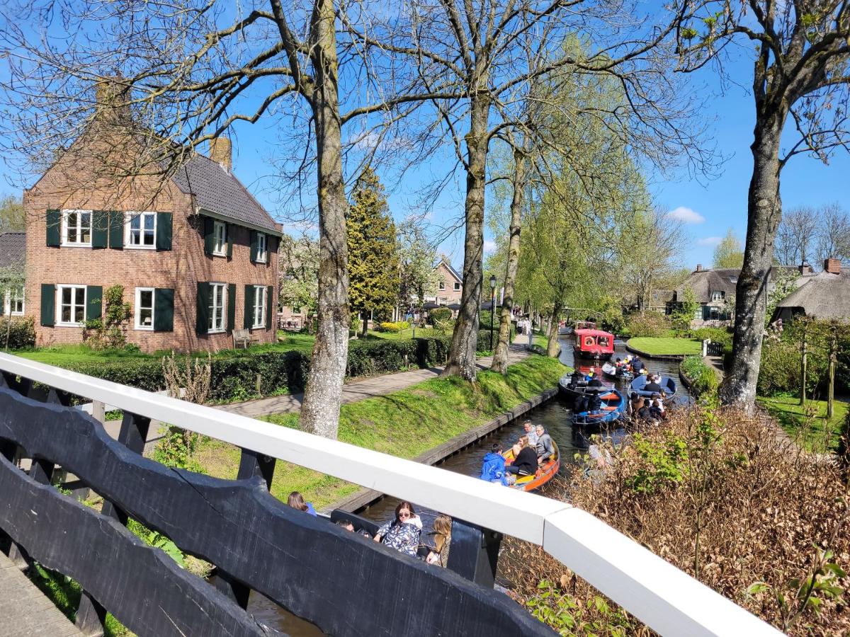 B&B Villa Giethoorn - canalview, privacy & parking - B&B