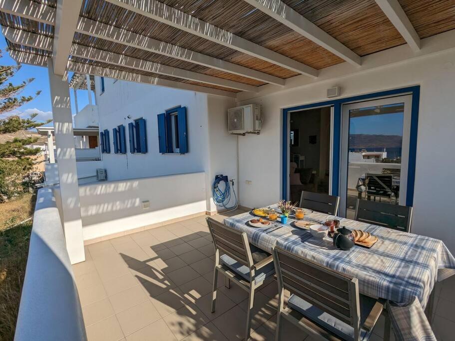 Comfortable 2-bedroom Apartment with balcony & port view - Bed and Breakfast Adámas