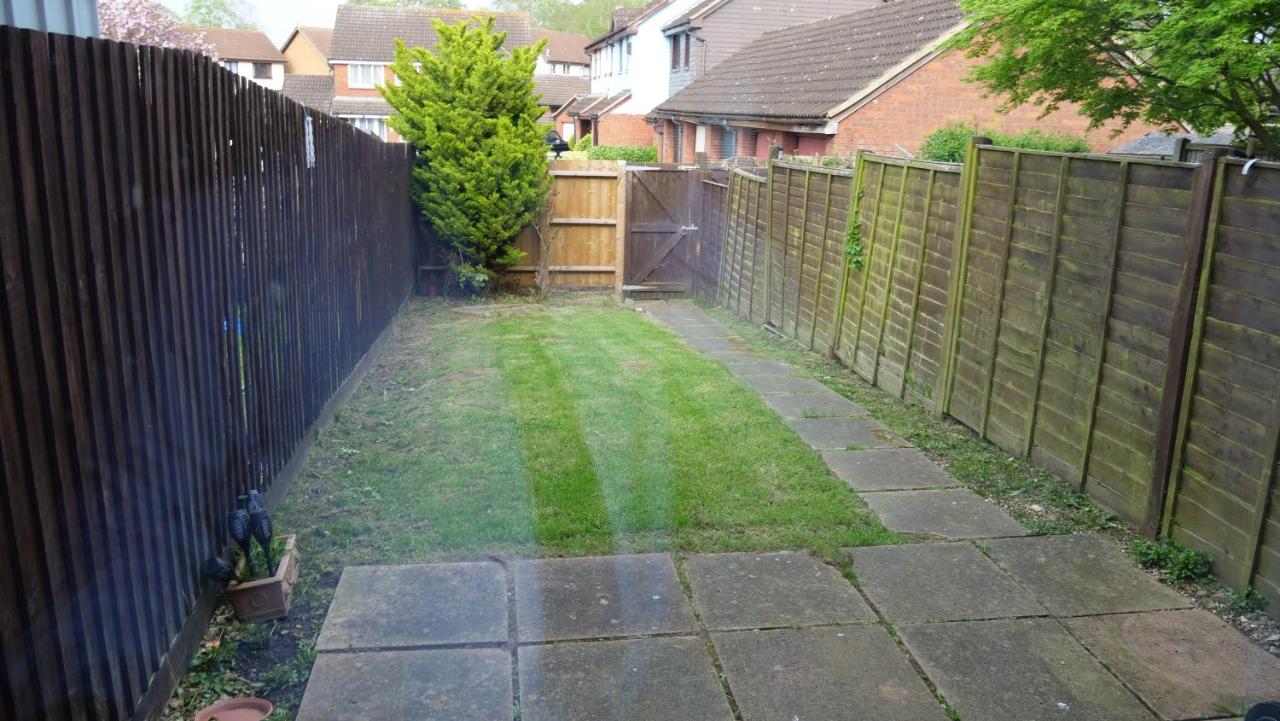 Milton Keynes Luxury Short Stay House with WIFI and Free Parking - B&B