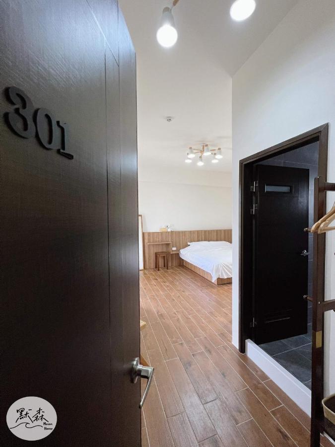 Habitación con cama grande y balcón