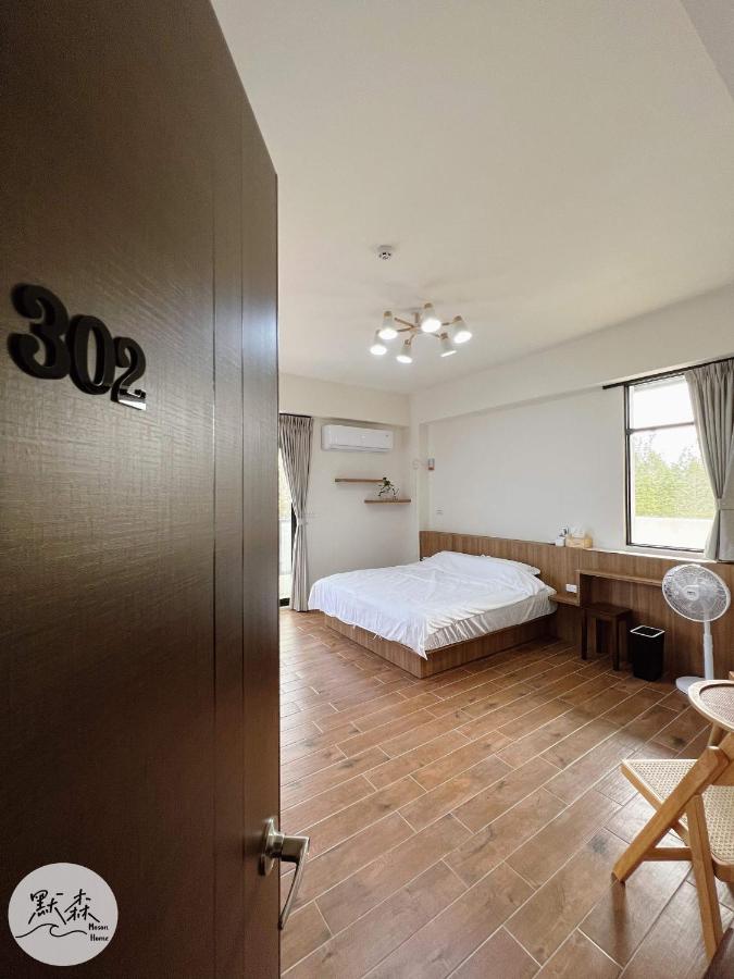 Habitación con cama grande y balcón