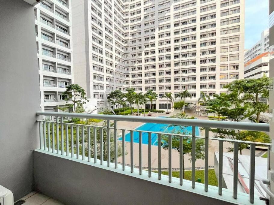 B&B Manila - Stunning 1BR Balcony Pool view W/ Wi-Fi Grace Res - Bed and Breakfast Manila