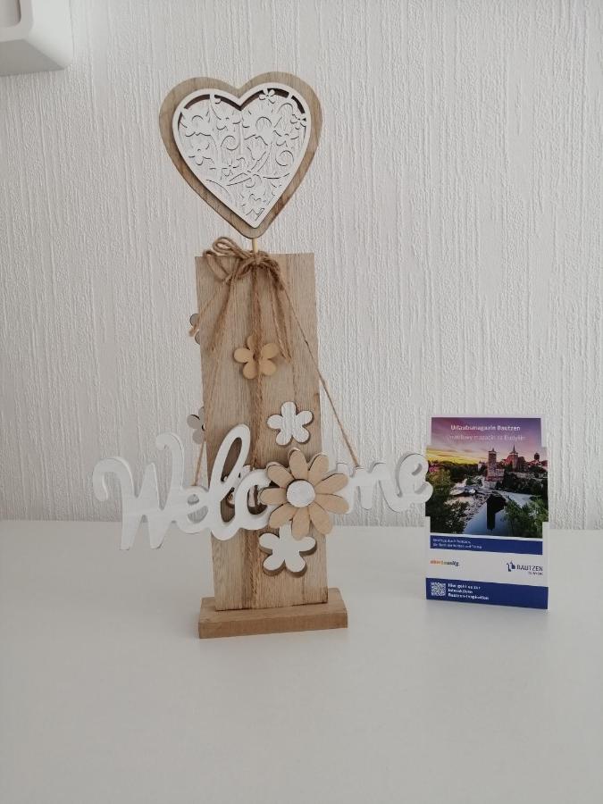 Deze driepersoonskamer heeft een gedeelde badkamer.