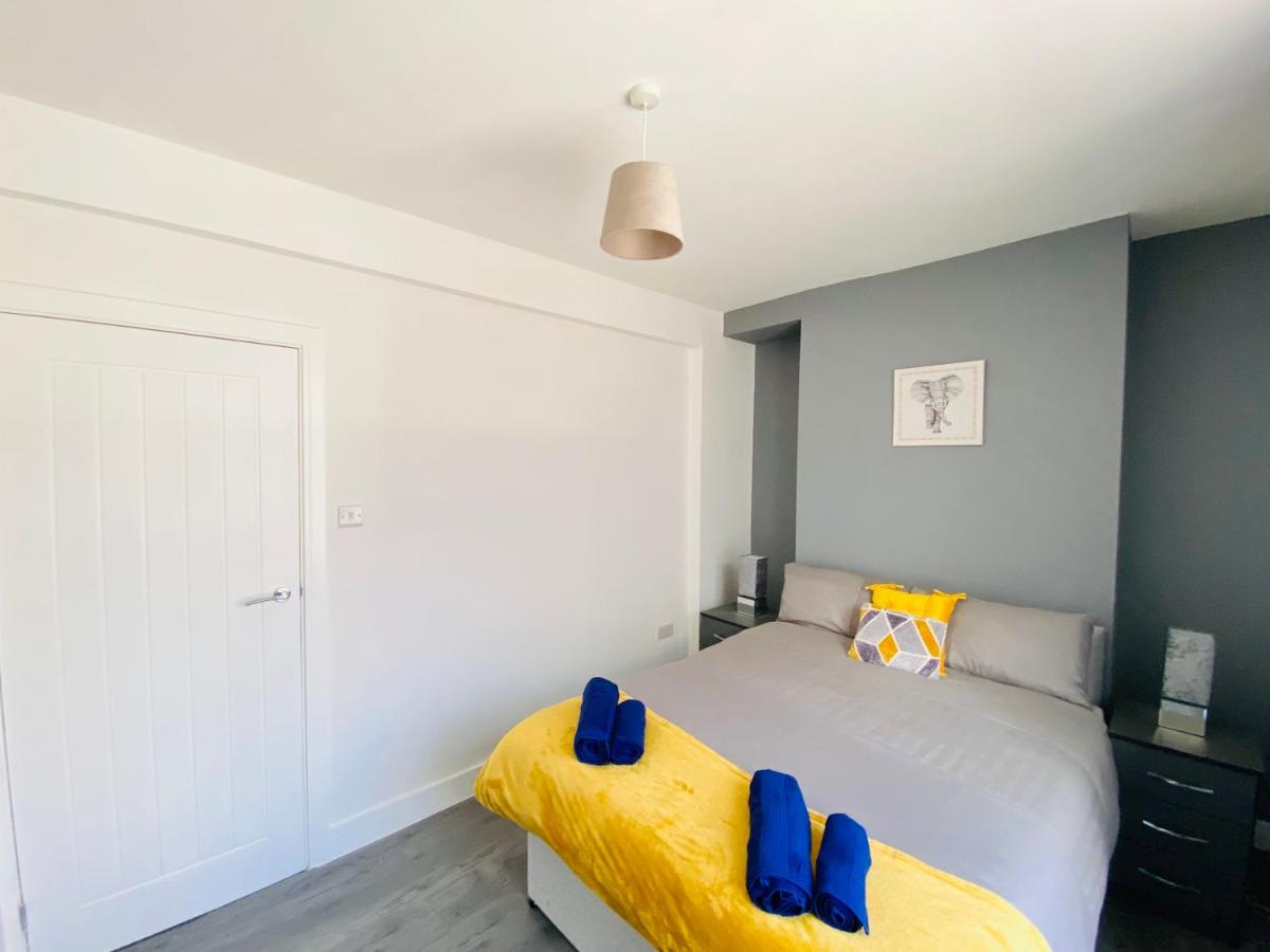 B&B Swansea - Emerald Properties UK 4 bedrooms - Swansea City Centre, close to beaches! - Bed and Breakfast Swansea