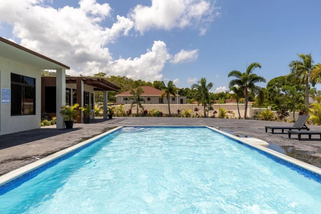 Sun Shine Luxury Villas 2 bedroom Pool & Gym Ocho Rios St Ann - Chambres d'hôtes Ocho Rios
