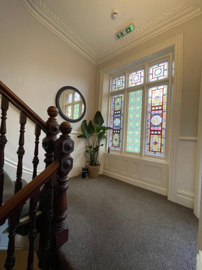 Deluxe Huge Detached House with Parking, sleeps up to 30 people, 2m from Liverpool City Centre - Chambres d'hôtes Liverpool