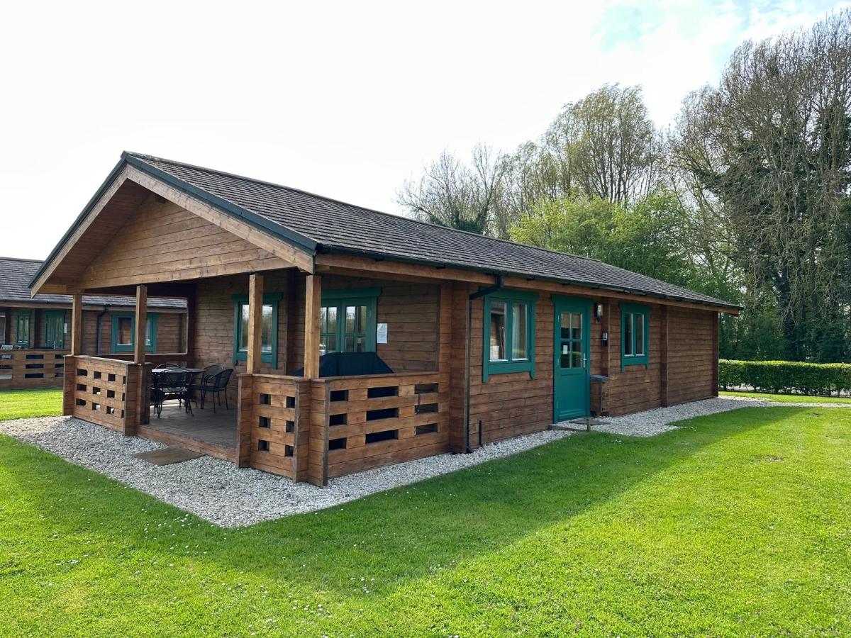 B&B South Cerney - Kingfisher Lodge, Lake Pochard - Bed and Breakfast South Cerney