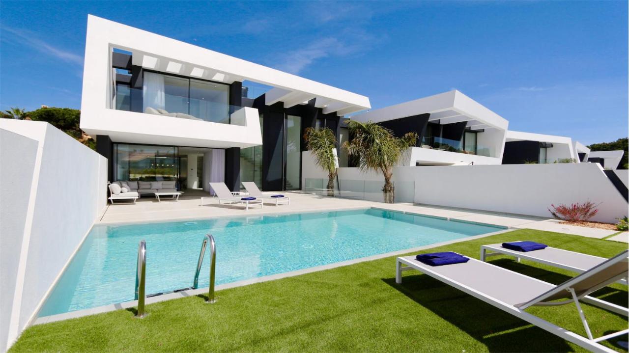 OneSixOne-Cleverdetails, Luxury villa, Sleeps 8 adults 2 children, Private pool and Jacuzzi - Chambres d'hôtes Vilamoura