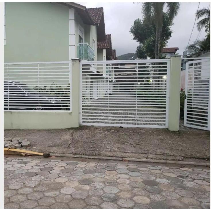 Casa com localização privilegiada, a 140 metros da praia Juquey - Chambres d'hôtes São Sebastião