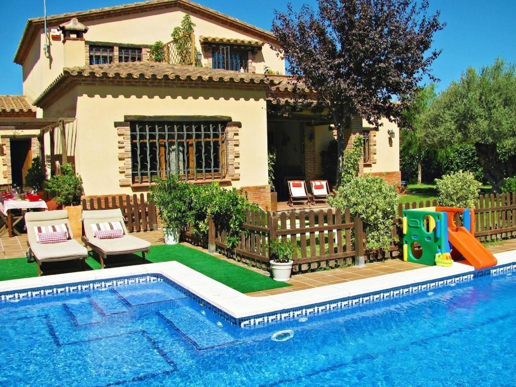 Preciosa villa cerca playa Gran jardín piscina privada vallada y barbacoa Wifi - Chambres d'hôtes Tarragone