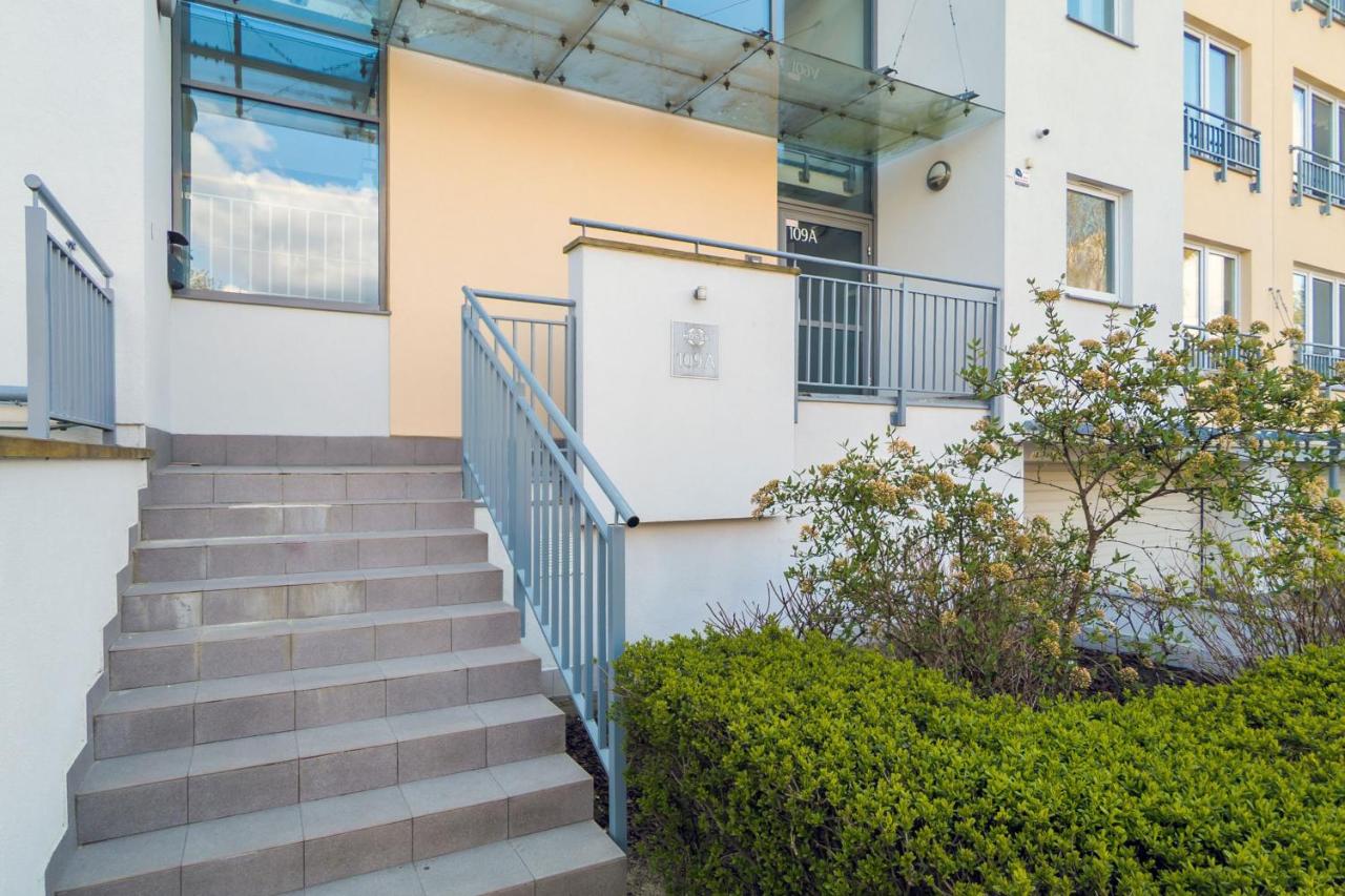 Retro Style Apartment with Balcony near the Forest by Noclegi Renters - B&B