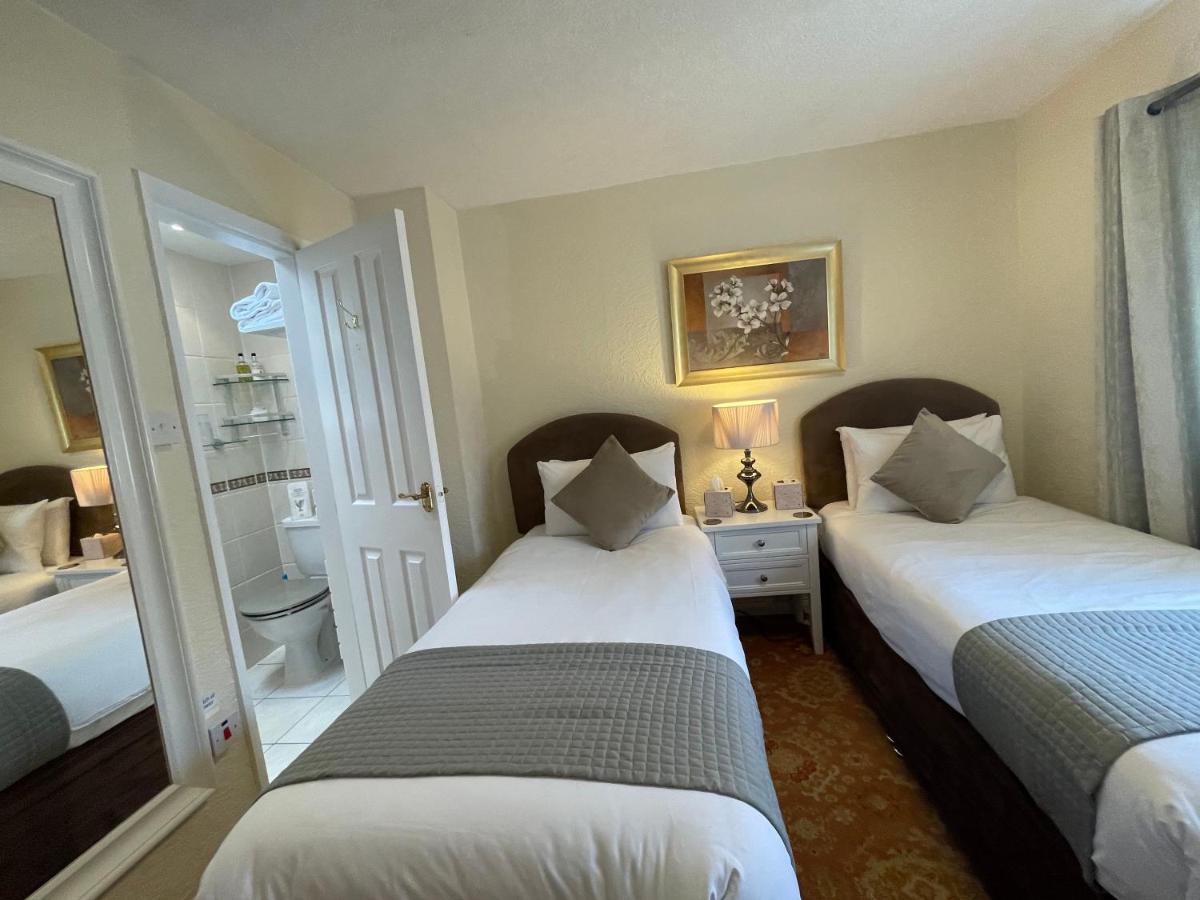 Twin Room with Shower