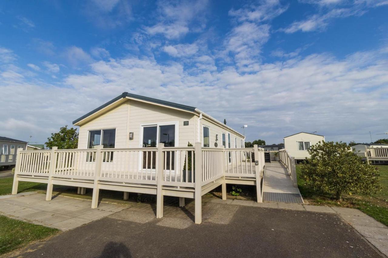 B&B Hunstanton - Stunning 4 Berth Lodge With Decking At Manor Park In Hunstanton Ref 23173k - Bed and Breakfast Hunstanton