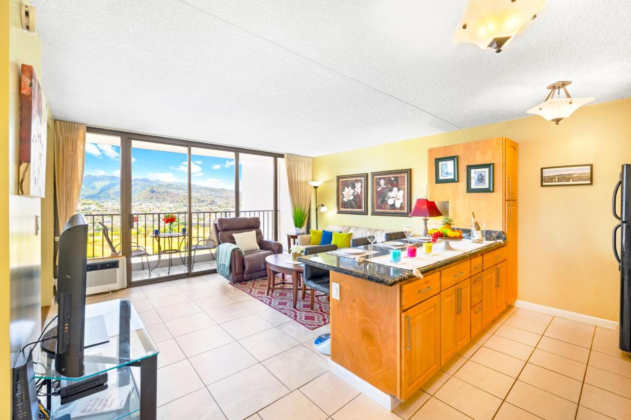 B&B Honolulu - Stylish Condo with Mountain Views in Waikiki Banyan! - Bed and Breakfast Honolulu