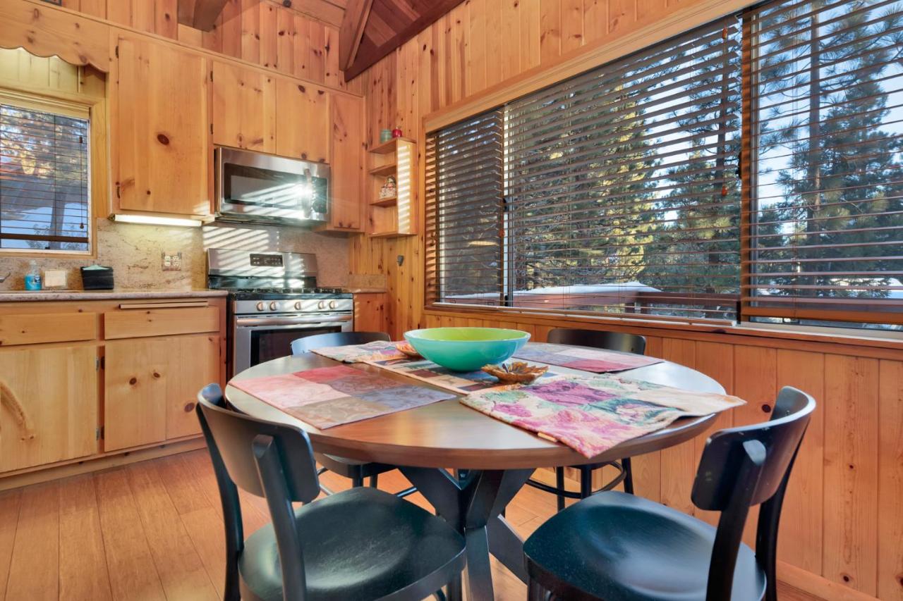 Fawnskin Pines by Big Bear Vacations Charming Mountain Cottage - B&B Fawnskin